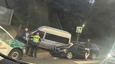 Kaune per avariją automobiliai atsidūrė ant perėjos, kliudė laiptus bei aplamdė turėklus