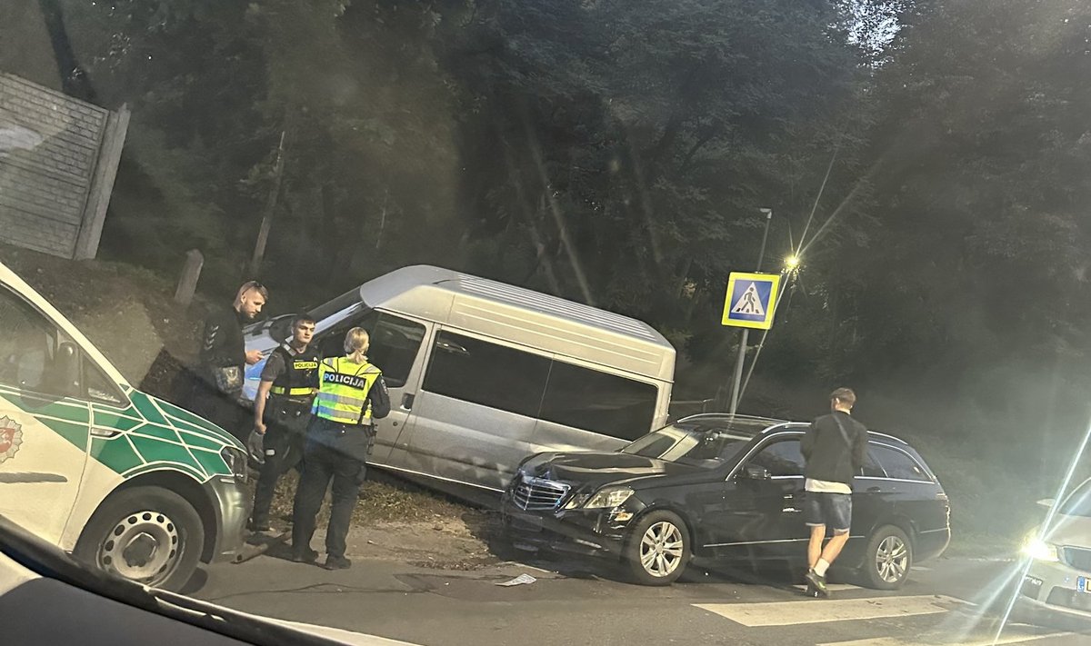 Kaune susidūrė "Mercedes-Benz" ir mikroautobusas, abu kliudė laiptus ir turėklus