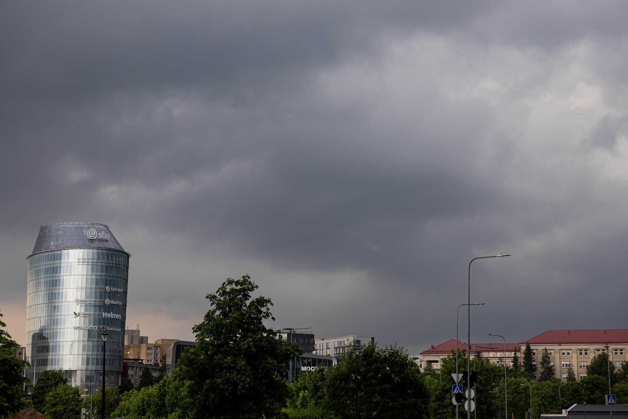 After hot weekend, Lithuania braces for stormy weather with powerful clouds and heavy rain