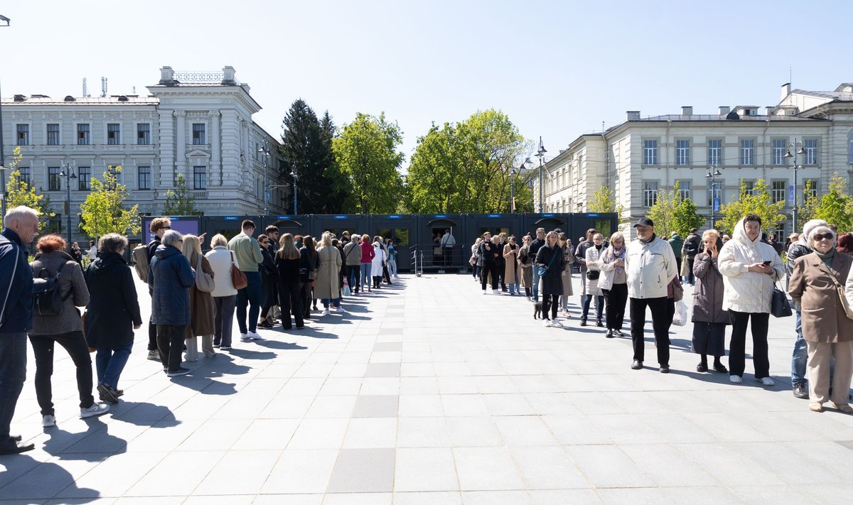 Eilės prie išankstinio balsavimo Lukškių aikštėje