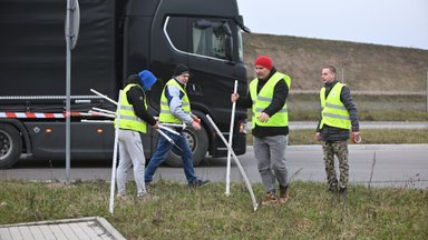 Lenkijos ūkininkai laikinai sustabdė protesto akciją prie Ukrainos pasienio kontrolės punkto