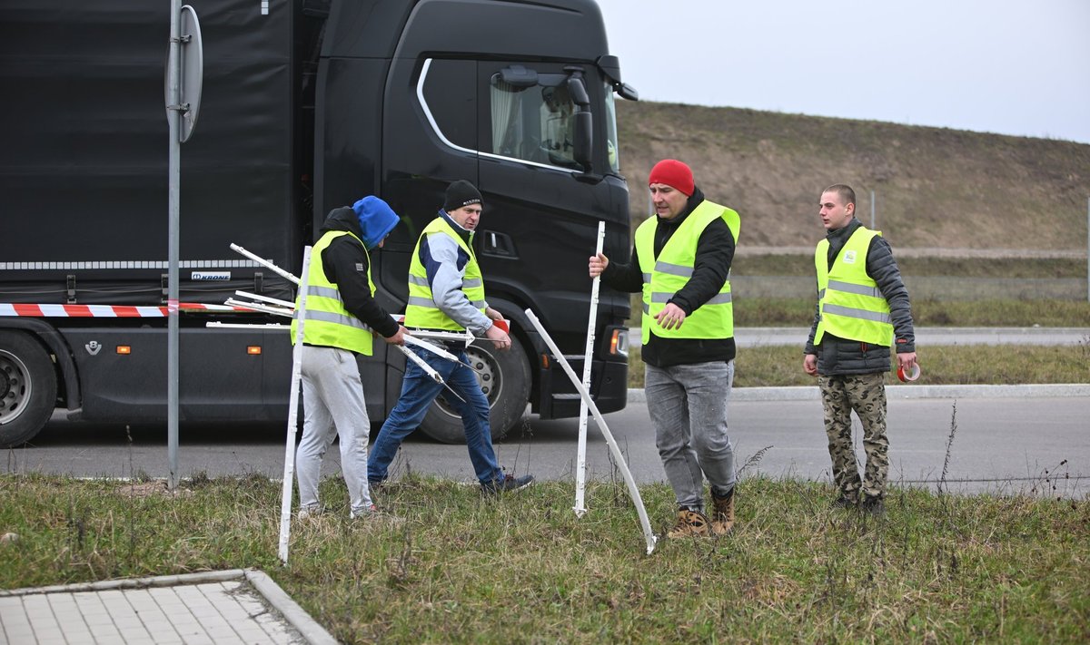 Lenkijos ūkininkai pradėjo kelio į Lietuvą blokadą prie Suvalkų apskrities Budzisko kaimo 