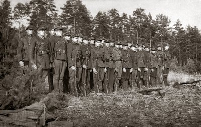 Dainavos apygardos vadas Adolfas Ramanauskas-Vanagas (rikiuotėje pirmas) Šarūno rinktinės vizitacijoje. Antroje eilėje pirmas – Benediktas Labėnas-Kariūnas, paskutinis – Juozas Gegužis-Diemedis