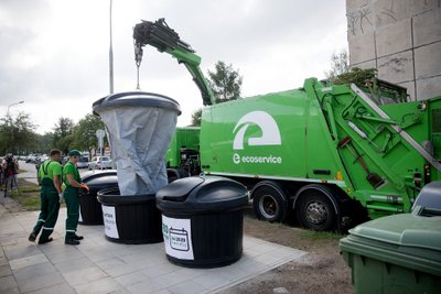 Naujos požeminės šiukšliadėžės