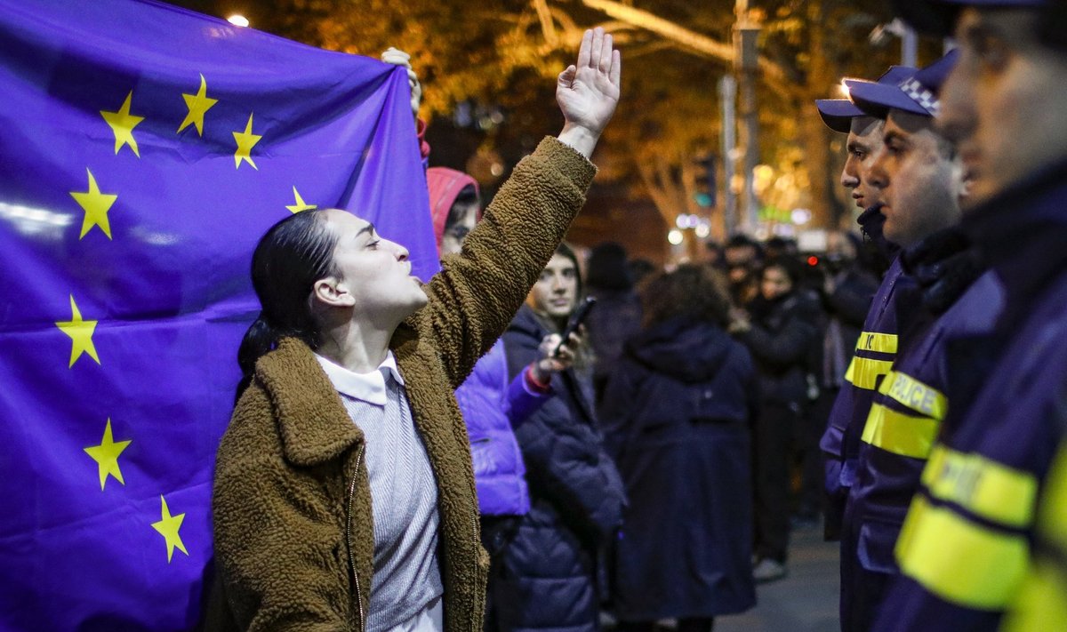 Sakartvelo policija per susirėmimą su ES remiančiais protestuotojais suėmė dešimtis žmonių