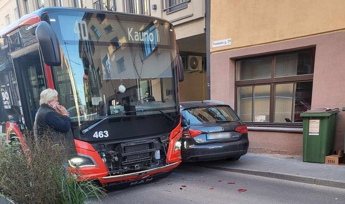 Kaune autobusas susidūrė su automobiliu