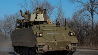 JAV Ukrainai atrišo pinigų maišą, bet ne rankas: kare prieš NATO Rusija tokios prabangos neturės 