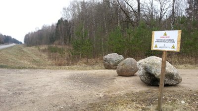 Kelio ženklai, įspėjantys apie kiaulių maro zoną