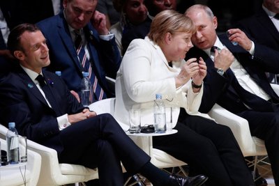 Emmanuelis Macronas, Angela Merkel, Vladimiras Putinas