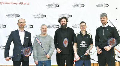 (Iš kairės) Vilniaus m. savivaldybės vicemeras T. Gulbinas, projekto ambasadorius G. Savickas, Lietuvos badmintono federacijos prezidentas A. Kamantauskas, badmintono treneris M. Šlaustas ir Šv. Kristoforo progimnazijos mokytojas A. Janauskas