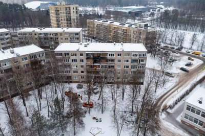 Pradėti apdegusio Viršuliškių daugiabučio sandarinimo darbai