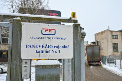 „Panevėžio energijos“ katilinėje Pušaloto gatvėje kaip rezervinis kuras laikomas mazutas turi būti šildomas, palaikant 35 laipsnių temperatūrą, dėl to per šalčius mieste pasklinda aitrus deginamo tepalo dvokas