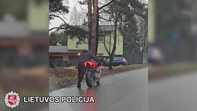 Po neplanuoto susitikimo su Kelių policija, vyrui teko stumti savo motociklą namo