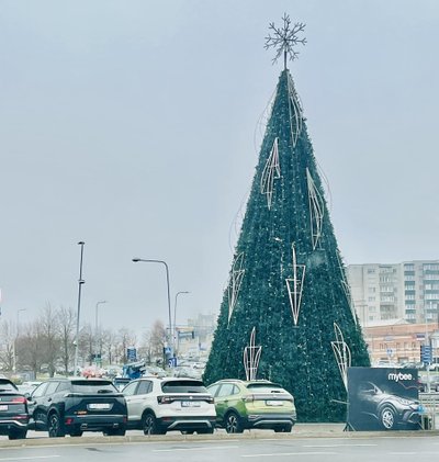 Kalėdinė eglutė šalia prekybos centro „Akropolis“