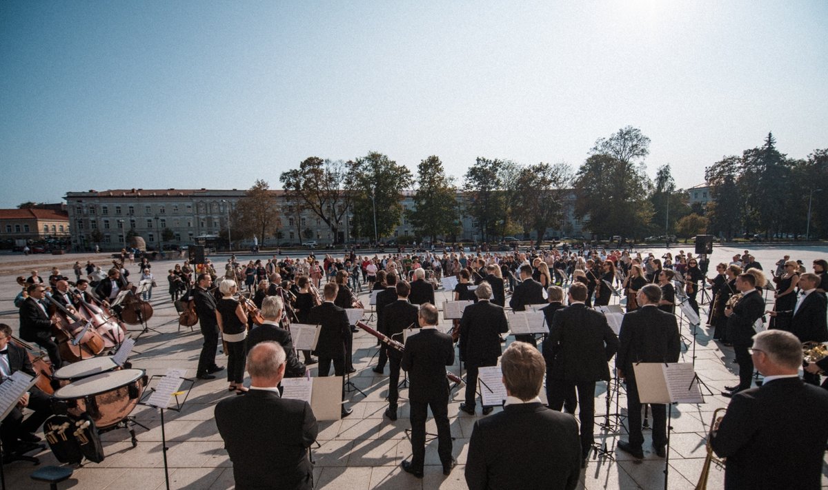 Lvso Vilniaus Katedros aikštėje LVSO naujo sezono pristatymą lydėjo ovacijos ...
