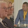 Iškilmingame posėdyje – akibrokštas Vokietijos prezidentui: Steinmeieris „persiutęs puolė“ su Rusija susijusias klaidas priminusį rašytoją