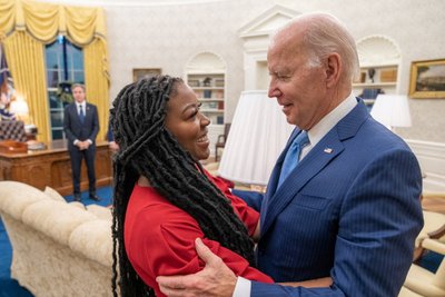 Joe Bidenas ir  Brittney Griner sutuoktinė Cherelle Griner