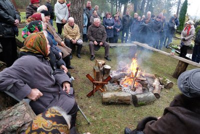 Margionių kapinėse gyvieji 8 dienas kūrena laužą mirusiesiems