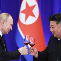 Kim Jong Uno draugystė su Putinu erzina ilgą laiką buvusią vienintelę sąjungininkę