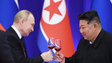 Kim Jong Uno draugystė su Putinu erzina ilgą laiką buvusią vienintelę sąjungininkę