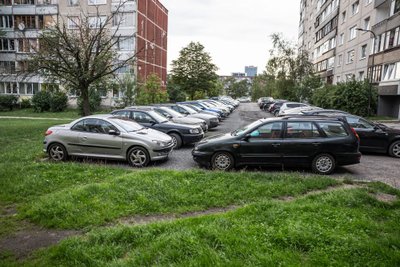 Automobiliai daugiabučių kiemuose