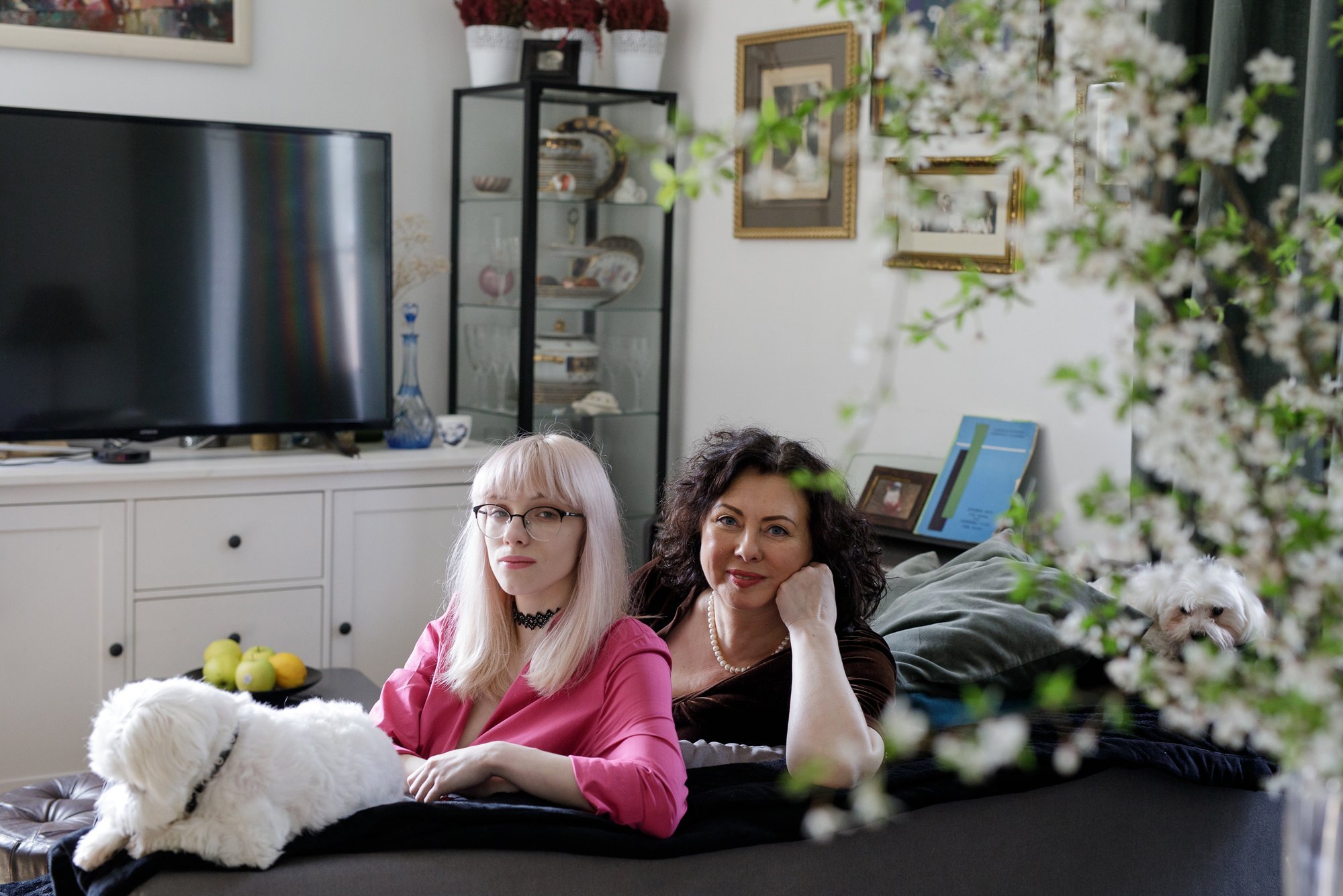 Katta yolda fohishani ogziga yuk mashinasi haydovchilari sikishdi.