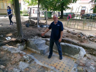 Jonas Seligmanas per Didžiosios sinagogos archeologinius kasinėjimus