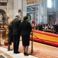 Popiežiaus laidotuvėse užfiksuota Lietuvos pirmoji pora – Gitanas ir Diana Nausėdos
