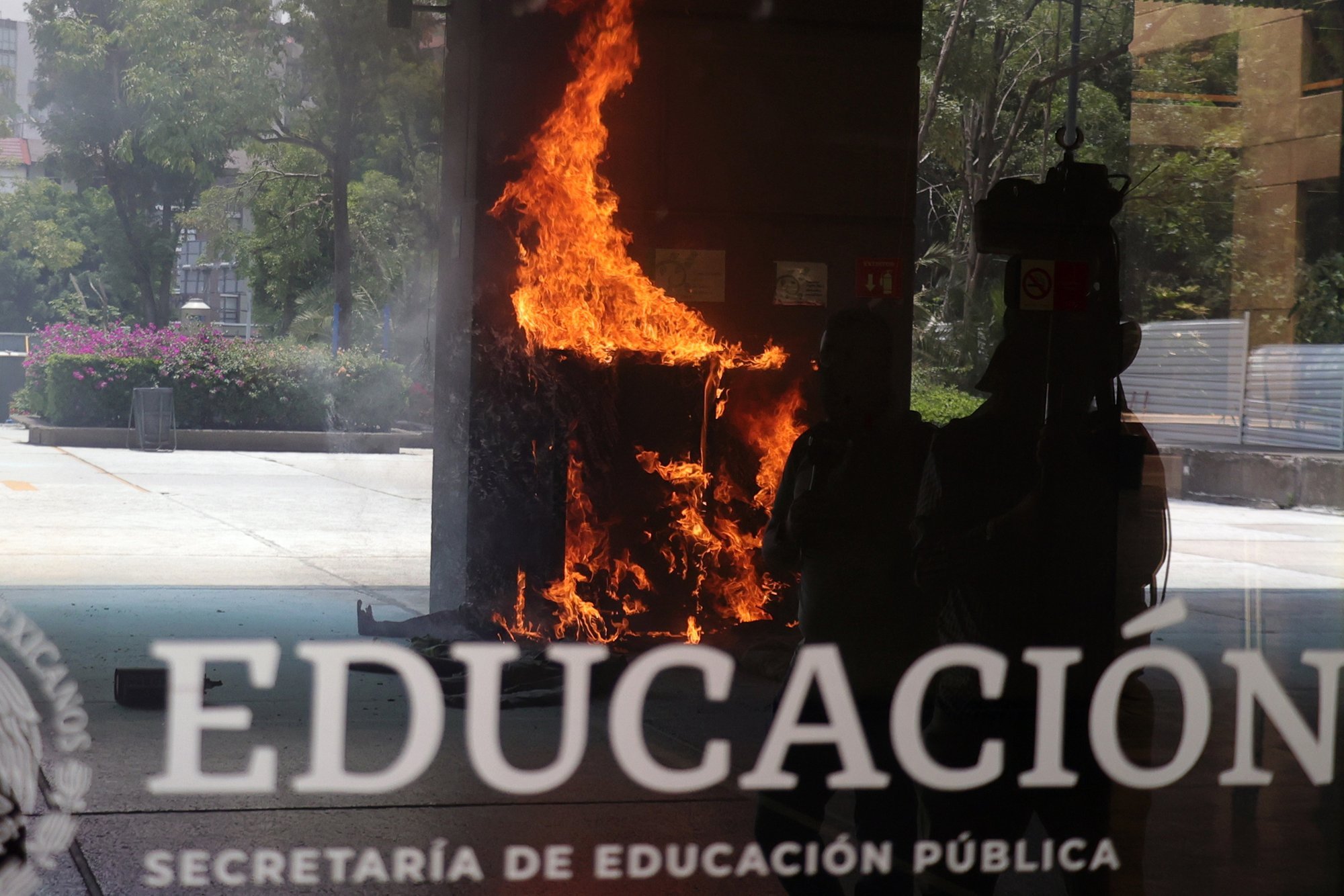 Mexico: Protesting teachers storm Education Ministry building