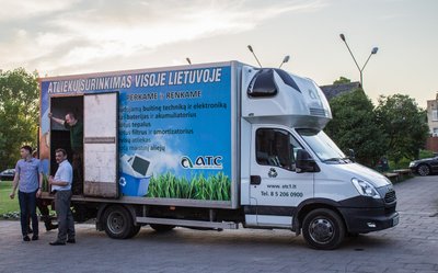 Elektronikos atliekų surinkimo autobusėlis netoli filmų peržiūros vietos