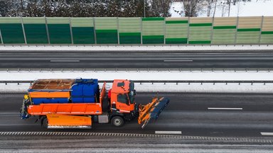 Vairuotojų netrukus laukia nemalonių siurprizų porcija, į kelius jau išvažiavo barstytuvai