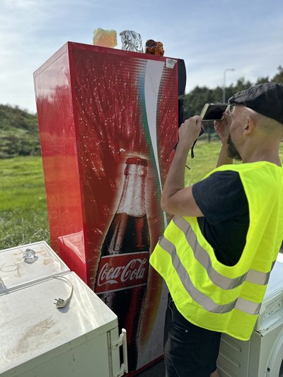  Menininkės M. Olšauskaitės stiklo skulptūras teko priklijuoti prie paviršių, kad parodos lankytojai negalėtų jų pasiimti. Tokių pagundų kilo ne vienam. M. Paukštės nuotr. 