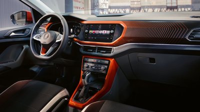 "Volkswagen" parduoda pirmuosius "T-Cross"