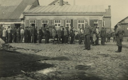 Žydai varomi į darbus. Kėdainiai, 1941 m. vasara (Genocido aukų muziejaus nuotr.)