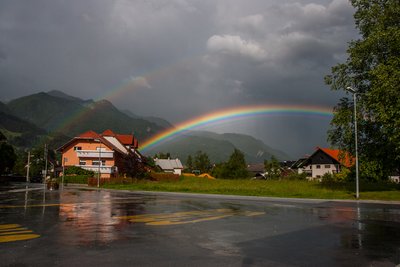 Dviguba vaivorykštė Mojestrana miestelyje