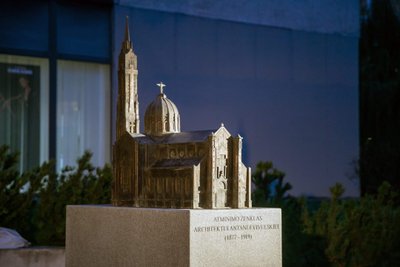 Atminimo ženklas 100-osioms architekto ir skulptoriaus Antano Vivulskio mirties metinėms