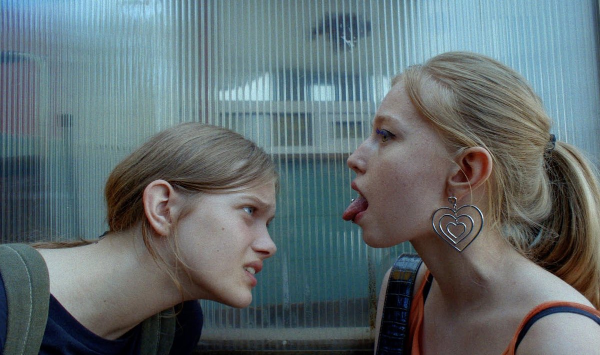 Filmo &bdquo;Akiplė&scaron;a&ldquo; aktorės: sunkiausia buvo į&scaron;okti į tamsų vandenį ir rūkyti  cigaretę - Delfi veidai