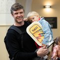 „Didžiuojamės tuo, ką nuveikėme“: į Lietuvą grįžo auksu Taline suspindusi ledo ritulio rinktinė