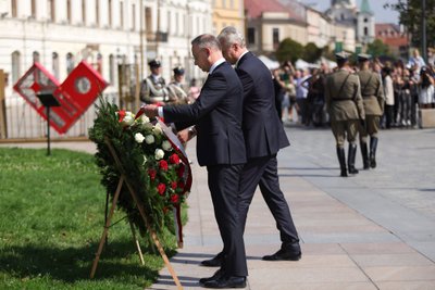 Lenkijos ir Lietuvos prezidentai padėjo vainikus prie paminklo Liublino unijai