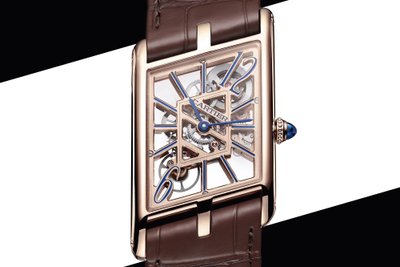 „Cartier Tank Asymétrique“. Korpusas iš 18K rausvojo aukso, „Extra-large“ dydžio modelis 47,15 x 26,2 mm, storis 7,82 mm. Ranka prisukamas manufaktūrinis mechanizmas 9623 MC, galios atsarga 48 val. Prisukimo karūnėlė su safyro kabošonu, pilkos arba rudos aligatoriaus odos apyrankė. Riboto skaičiaus serija – 100 vnt. ©Cartier