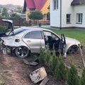 Prienuose girtas „Mercedes-Benz“ vairuotojas „šlavė“ viską, ką sutiko pakeliui