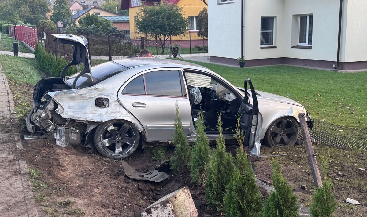 Girto „Mercedes-Benz“ vairuotojo avarija Prienuose