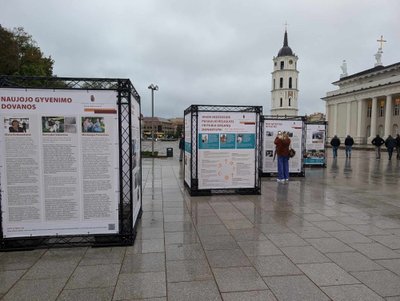 Instaliacija „Istorijų erdvė“ Vilniaus Katedros aikštėje