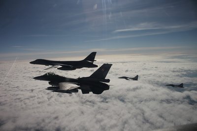 B-1B ir Lenkijos naikintuvai