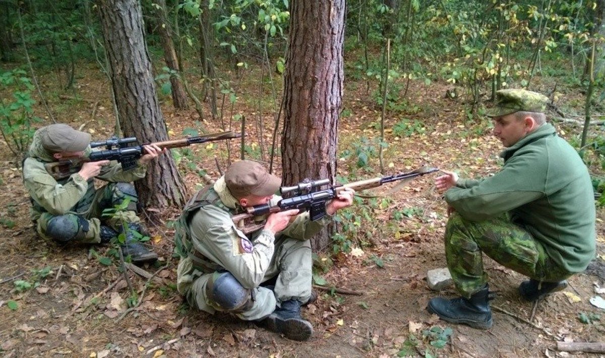 Инструктор литовской армии с украинскими военными