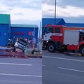 Sudėtinga ugniagesių operacija Kaune – užsidegus elektromobiliui, teko sustabdyti eismą gatvėje
