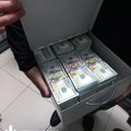 Ukrainos pareigūnės namuose – milijonai grynųjų ir dizainerių papuošalai: įtariama padėjusi vyrams vengti mobilizacijos