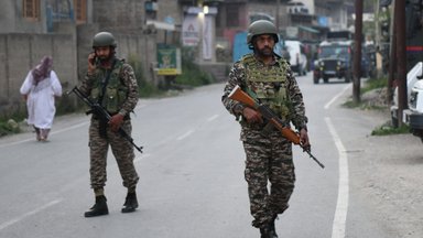 Pakistanas skelbia numušęs penkis Indijos lėktuvus 