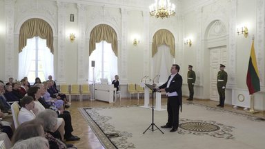 Motinos dienos proga prezidentas apdovanojo 52 mamas ir globėjas