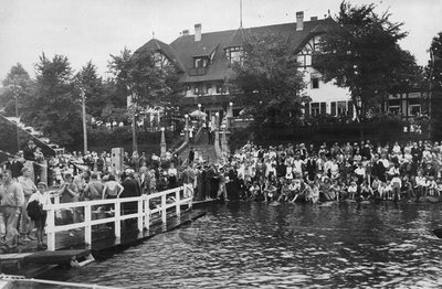 Lietuvai prijungus Klaipėdos kraštą Smiltynės kurhauzas dar labiau pražydo. Pirmosios Jūros dienos Klaipėdoje 1934 m. akimirka. MLIM archyvai.